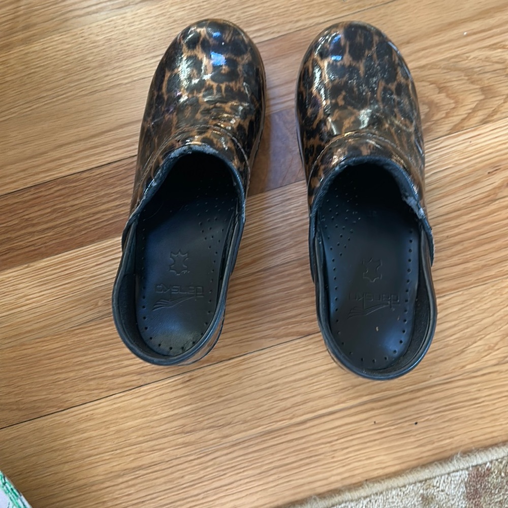 Leapord Dansko shoes